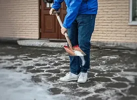 Можно ли посыпать брусчатку солью зимой?